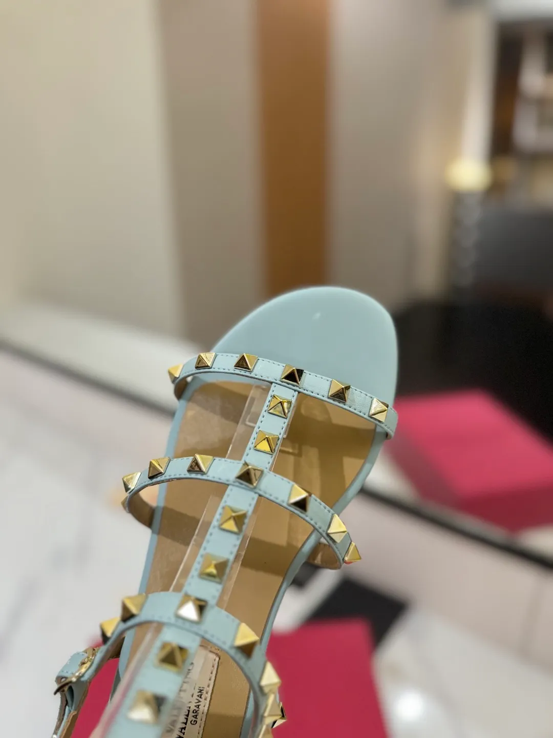 👟👟Ex-factory price 520👟👟 Valentino/Valentino rivet VT classic ankle-wrap rivet sandals, timeless 🆕 deeply rooted in people's hearts❤️A must-have item that never goes out of style🫰top replica! The side curves are perfect, the original molded custom-made rust-free rivets, and the textured hardware bring out a full sense of high-end, giving you a genuine foot feel! The first choice for high-end customers❤️ [Material] Upper: Original imported customized cowhide Inner lining: Original imported goatskin Outsole: Imported pearlescent leather outsole Code number: 35-39 [34, 40, 41, 42 are custom-made and cannot be returned or exchanged]